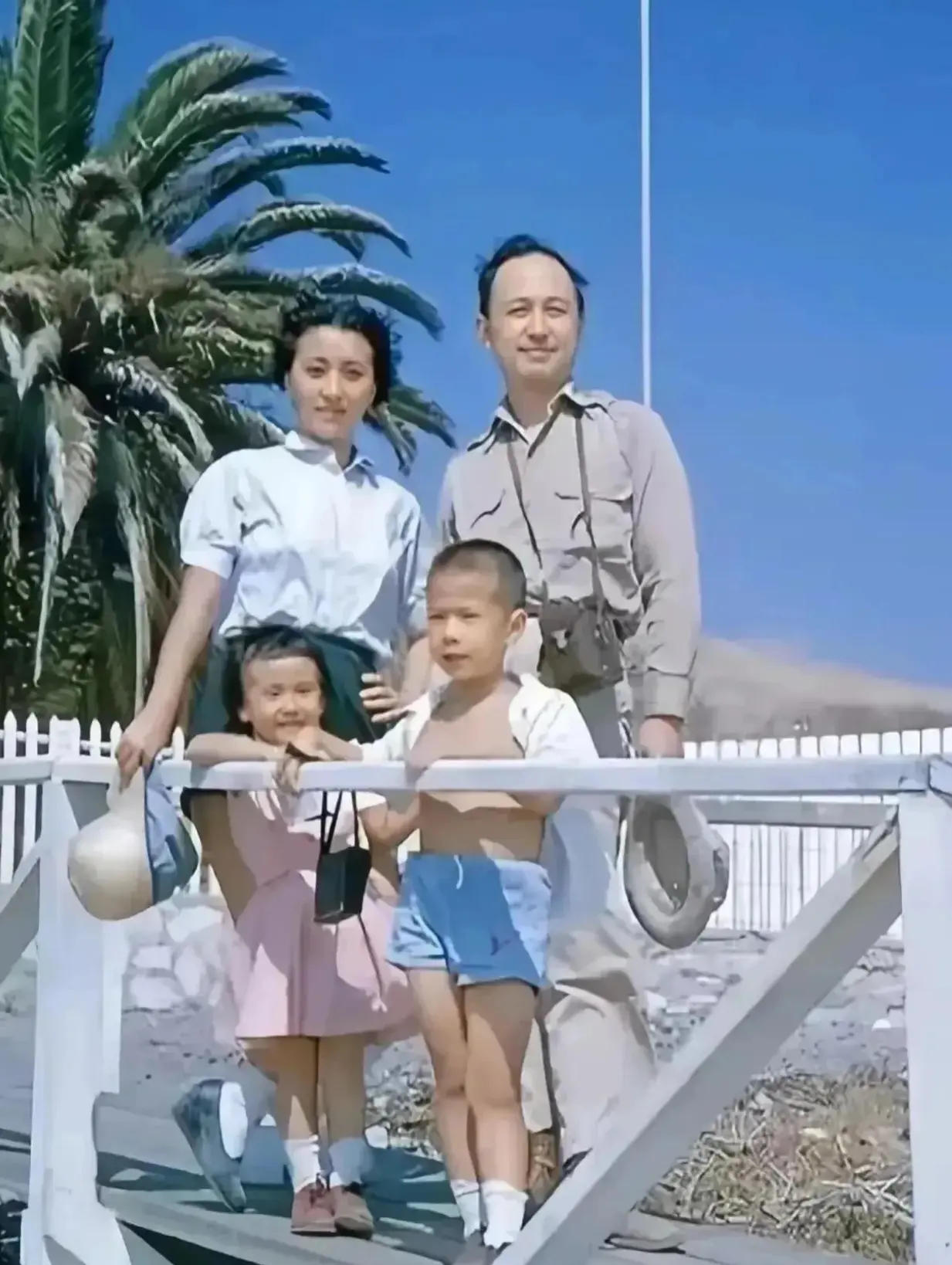 钱学森先生一家人回国前后对比，光从照片对比就知道钱老有多伟大了！
他的事迹永远被