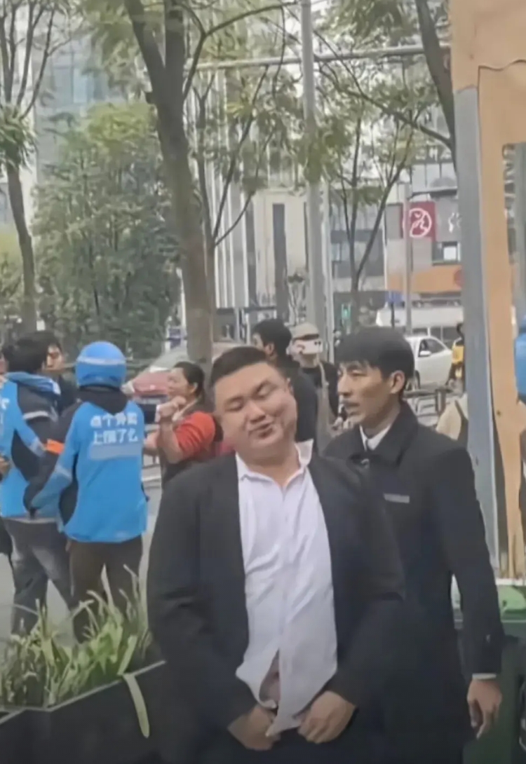 这名物业工作人员火了，有谁知道他是谁？
据说最近在四川发生了一起物业人员与外卖员
