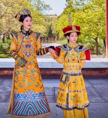 杨烁凭借多部影视作品走红，其家庭生活受关注。近日，杨烁老婆带11岁儿子杨雨辰拍写