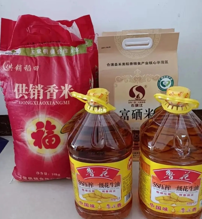 昨天儿媳妇下班回家，提了两桶油还有一袋米。我跟老伴瞧见了，老伴就寻思着说，二女儿