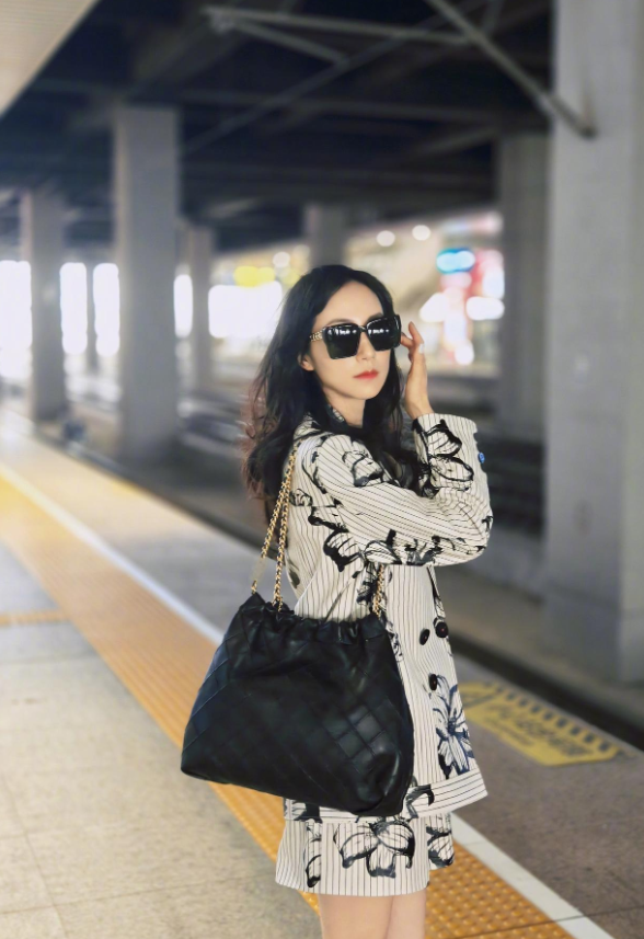 韩雪换了长卷发越发迷人！
一身印花套装裙，秀出“小鸟腿”好抢镜！

韩雪以全新的