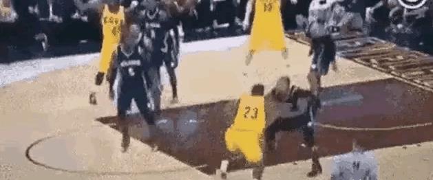 詹姆斯这回的三步上篮真是不得了。这动作让不少人觉得，美国篮球和国际篮球的距离一下