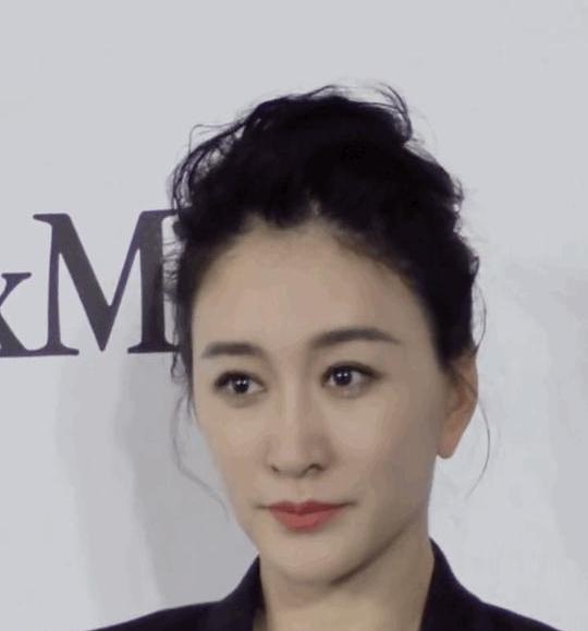 向太问李小冉:“你还没结婚吗？”李小冉说:“我结婚了，结婚10年了。”向太又问: