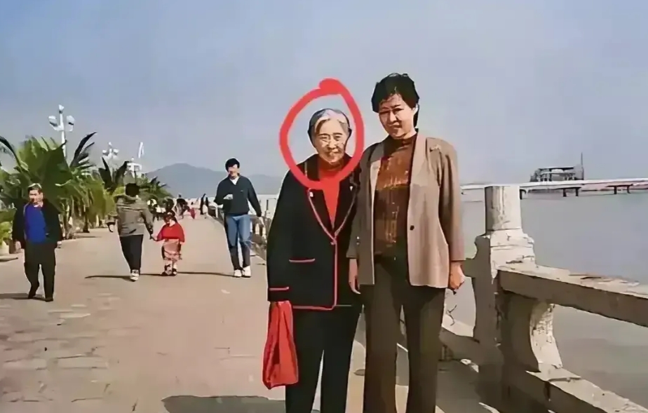 照片里的两人是谁？左边的老人看起来很熟悉，一时半会想不起来她的名字，还有人认得出