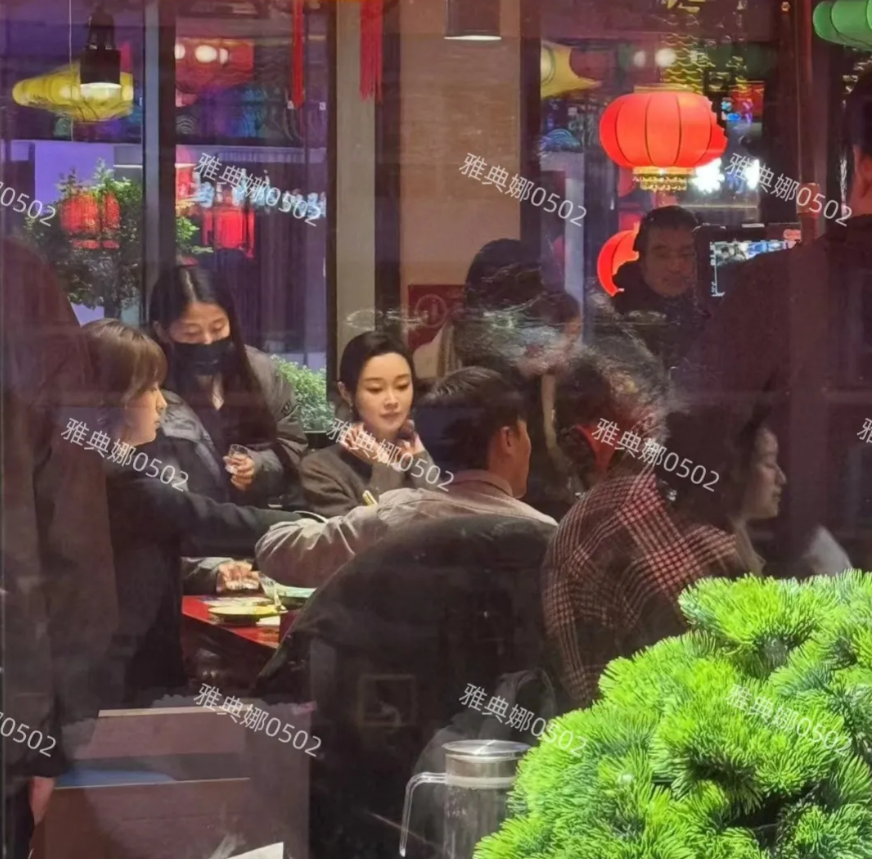 宋轶的美貌被低估了，本人太好看了!
成都火锅店偶遇宋轶，她皮肤光滑细腻白到发光，