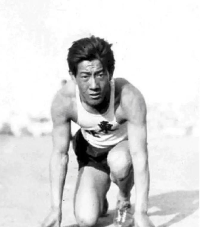 1932年，在张学良8000银元的资助下，刘长春一个人单刀赴会，前往美国洛杉矶参