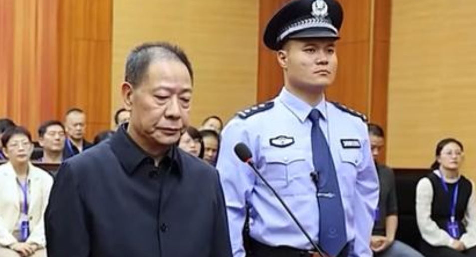 “村民扶我青云志，我送村民万两金”。不足 2000 人的村子，却前前后后拆迁三次