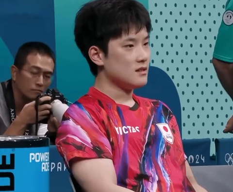 乒乓男团半决赛第三视角曝光，张本智和真的碎了一地，被小胖樊振东逆转后，又连丢三局
