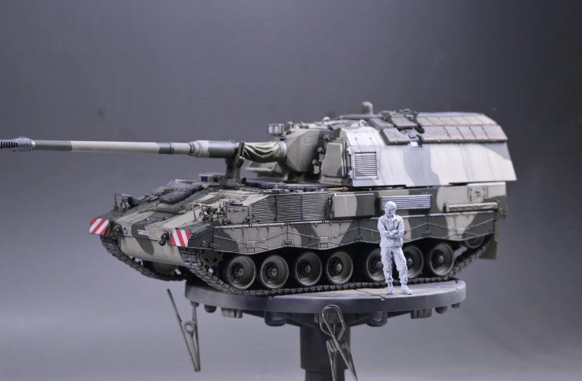 PzH-2000自行榴弹炮拥有很高的射速，在急速射击模式下，可以在9秒内发射3发