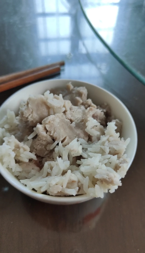 在我的家乡湛江今天都会吃的芋头饭~

有“立秋吃芋头，手脚不抽筋”的传统说法，更