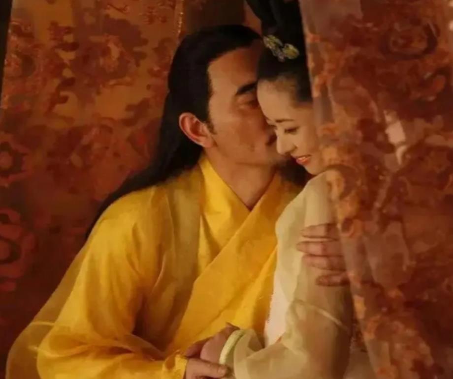 这天，一代名妓李师师听说宋徽宗病了，估摸着他今晚不会再来，便约来了老相好周邦彦。