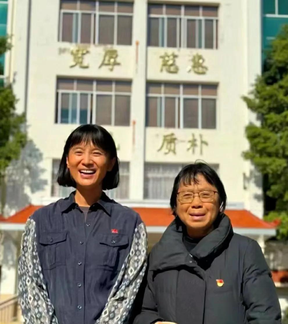 是啊，她演的那么好，谁还在乎她那173的身高啊！
刚开始还以为宋佳比张老师高太多