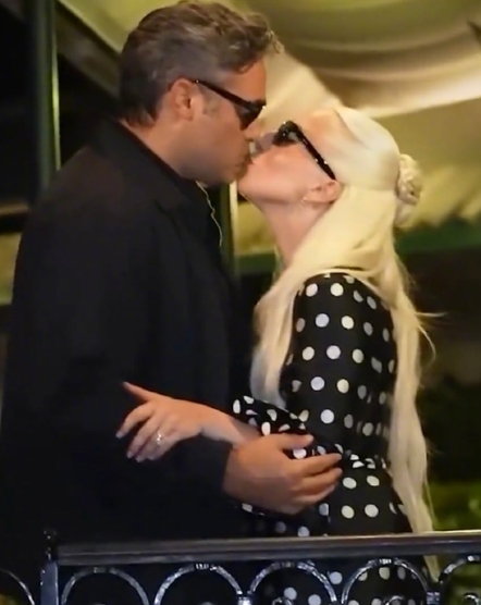 LadyGaga和未婚夫亮相威尼斯
