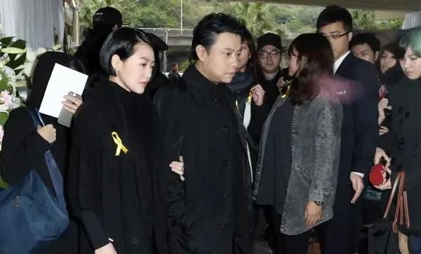 惊闻大S离世，娱乐圈内外一片哀悼之声。林志玲、吴宗宪、贾静雯、朱孝天等众多明星纷