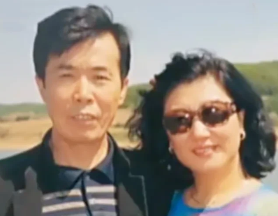1997年，何庆魁妻子张艳茹哭着对“第三者”高秀敏说：“秀敏，老何已经跟你这么多