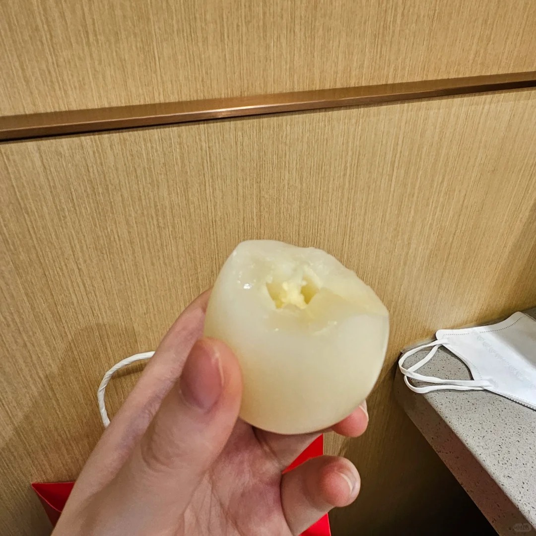 海底捞这个水果是啥啊…
没见过这玩意儿，吃到嘴里有点像在吃青草的感觉，脆脆的
嚼