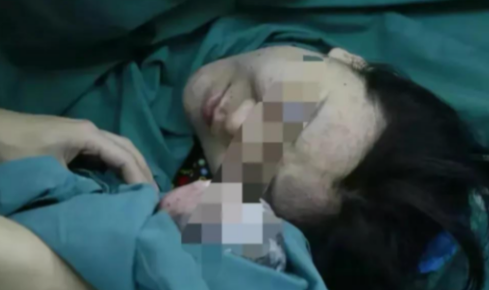 2015年，西安22岁女孩被诊断先天性无子宫，其母为了完成女儿做妈妈的梦想，不惜