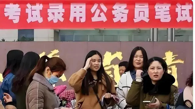 发工资了，襄阳市某公务员降薪后薪资待遇分享