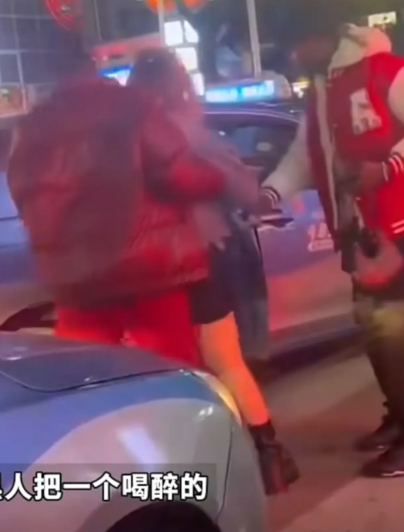最近一个网友在长沙街头目睹一个似乎烂醉如泥的女孩被两个黑人青年带上出租车，目的地