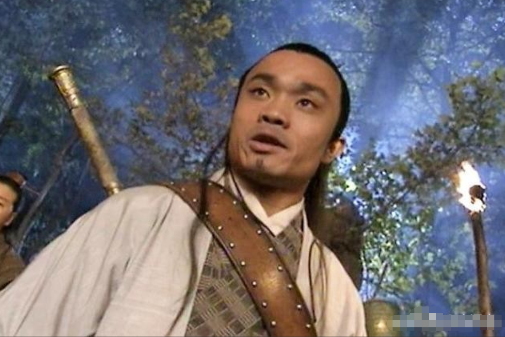 猜梁羽生笔下一个武侠人物。
1、他是武林世家出身，某门派的少掌门。

2、他的父