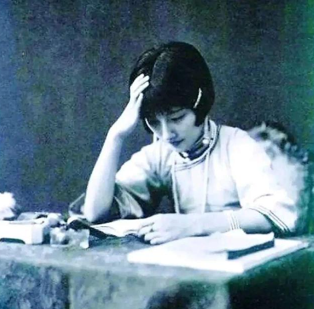 1925年，23岁陆小曼趁丈夫出差，和徐志摩发生关系。不料再婚后，徐志摩每次想要