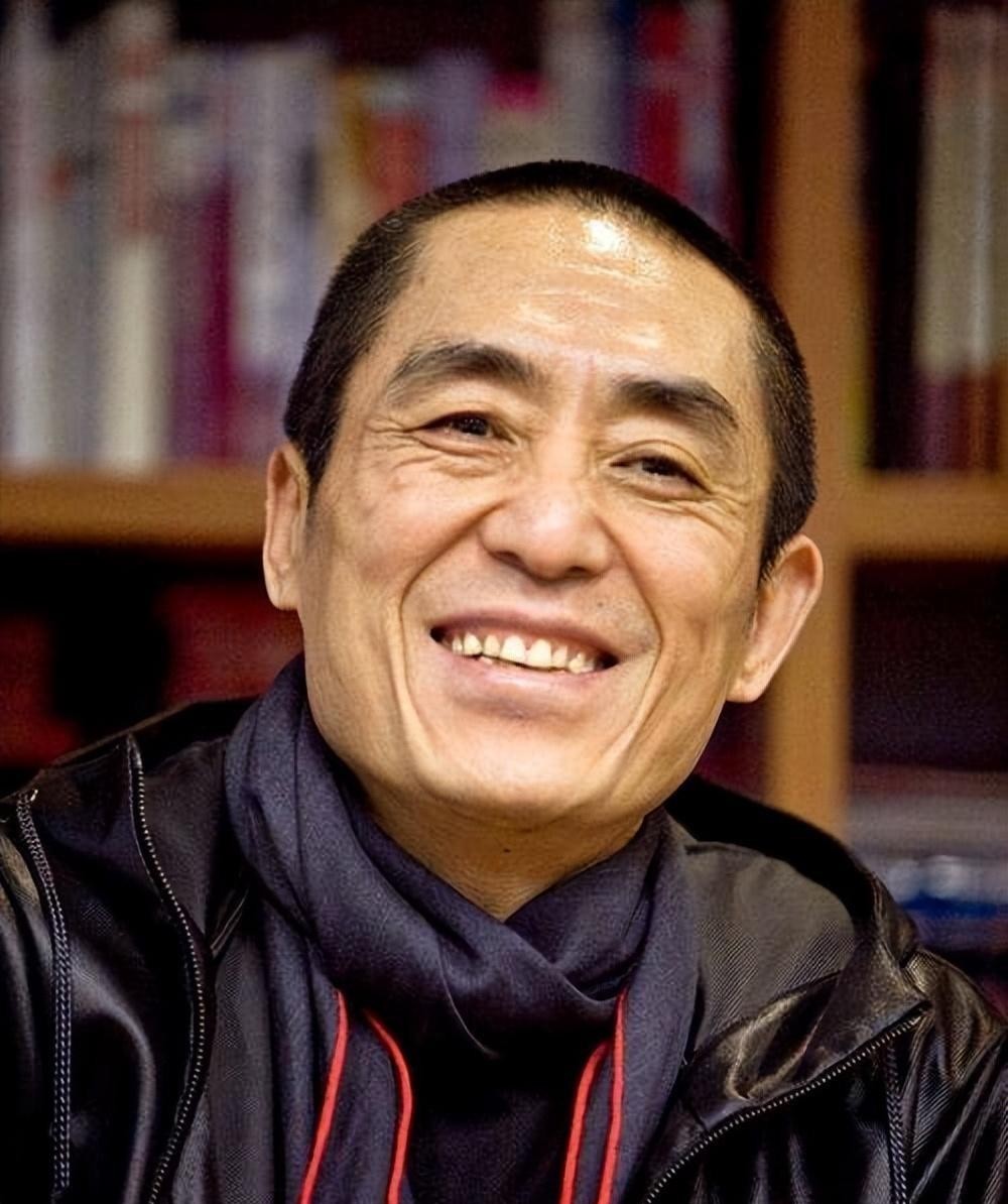张艺谋出生在西安的一个普通家庭，小时候家境一般，但父母用心照料三个孩子。他有两个