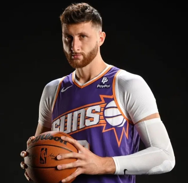 太阳队已将努尔基奇移出轮换阵容，似乎是离队的前兆：

太阳队已将尤素夫·努尔基奇