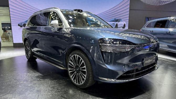 问界M9登顶，吓了BBA一跳，50万豪华车新王诞生！