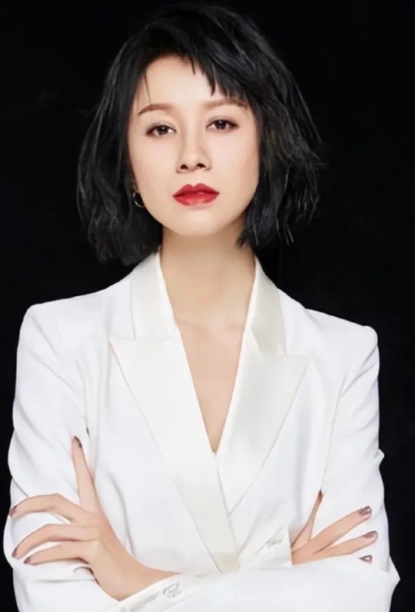 倪虹洁：岁月不败美人，低调绽放的演技之花