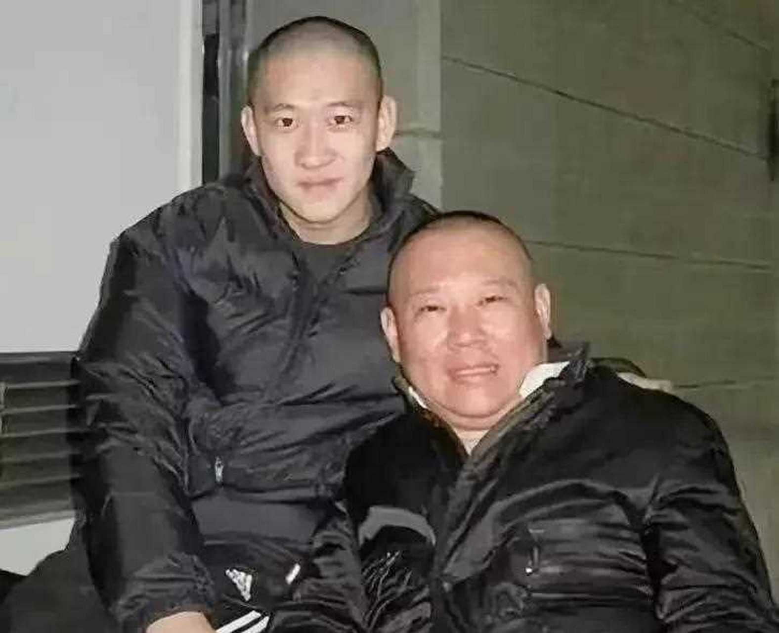 离开郭德纲后，曹云金说：“我在北京的5层别墅带电梯，每天吃2只土鸡，只吃鸡腿和胸