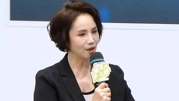 央视63岁徐俐转行当演员，与何赛飞同台飙戏，不带货只做喜欢的事