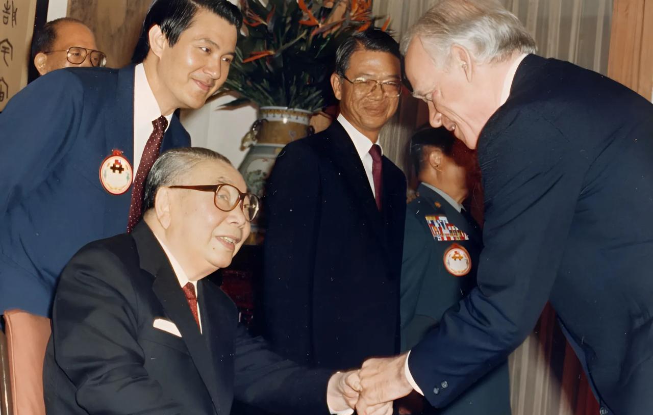 1987年10月，蒋万安爷爷蒋经国先生，在马英九的陪同下，会见外宾 的高清照片。