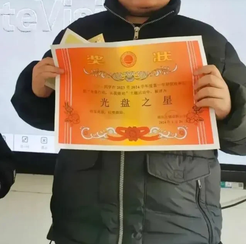 昨天是18号！
儿子学末的最后一次家长会，作为差生的妈妈我也参加了。
会上首先是