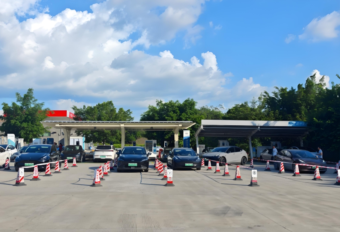 每年的春运，都会劝退一大批想买电车的人。
比如去年12月份，新能源汽车仅占汽车总