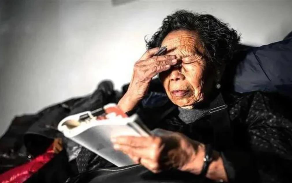 上海，80岁老人得了重病后无法独自居住，被小女儿送进养老院。进养老院前，老人把3