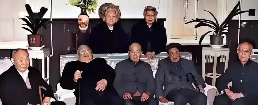 1993年，李聚奎，江华，箫克，、曹里怀，欧阳毅，彭儒、曾志在一起，合影留念，永