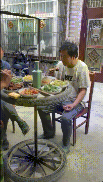 没有旋转桌，只好把家里的车轮卸了