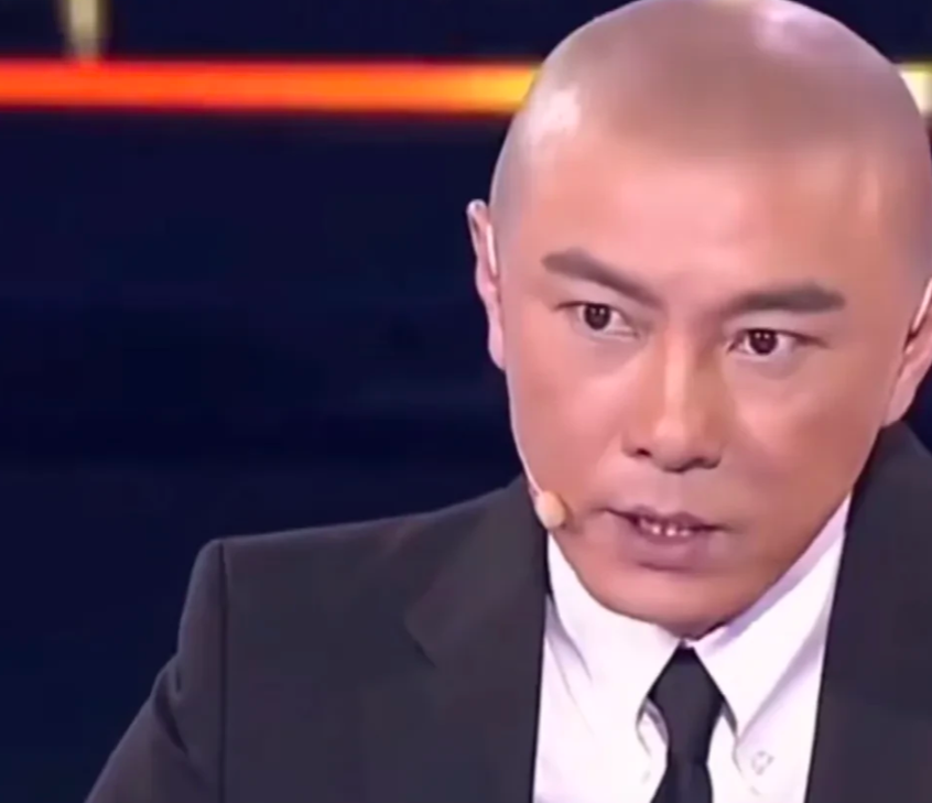 演员张卫健说：“当年，我快要破产时，我给我的老板打电话，我说我马上要破产了老板，