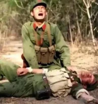 这是当年对越自卫反击战的时候战地记者拍摄的照片。
一场战斗以后，战友牺牲了，他哭