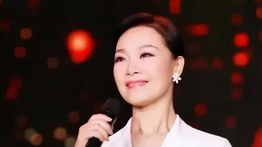 歌唱天后吕薇，多番春晚绽放，情路坎坷，53岁独行，她的故事怎样？