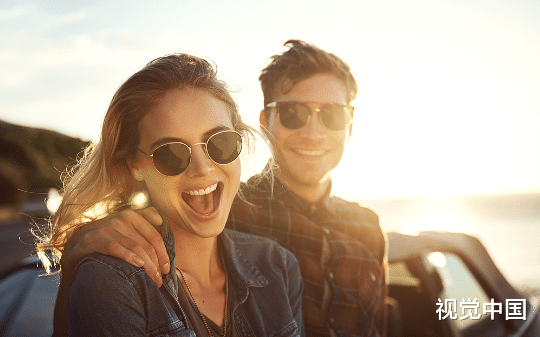 我是京圈大小姐圈养的替身金丝雀，后来，大小姐的白月光回国，我看见大小姐，瞬间红了眼