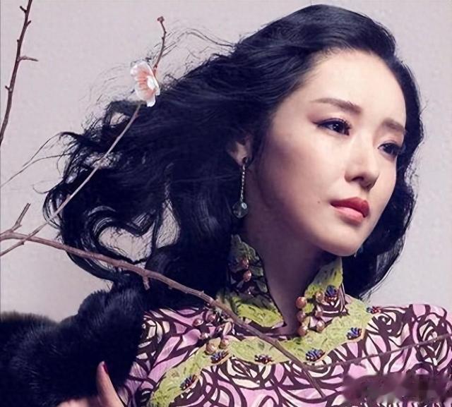 被张艺谋力捧,却与富豪卷款61亿逃亡国外,永不回国!现在如何(张艺谋94年)-第2张图片-九妖电影 被张艺谋力捧,却与富豪卷款61亿逃亡国外,永不回国!现在如何(张艺谋94年)-第2张图片-九妖电影