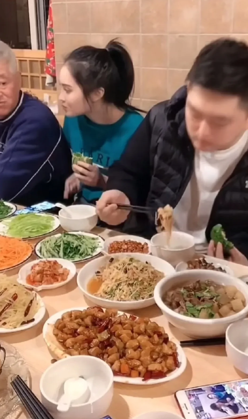 赵本山一家人吃饭的照片，能看出好多细节问题，第一，大儿子夹菜的时候从外边来，不去