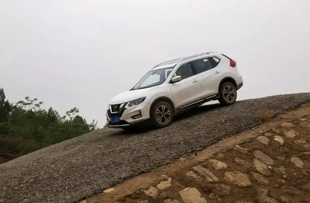 手动挡最大的优势就是下坡时候。
我这里有一处长下坡，很多自动挡司机经过长下坡的时