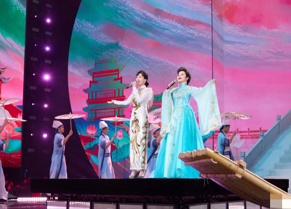 喜欢白娘子赵雅芝在江苏卫视时与吴老师深情演绎的《千年等一回》，双凤呈祥战袍抢眼，
