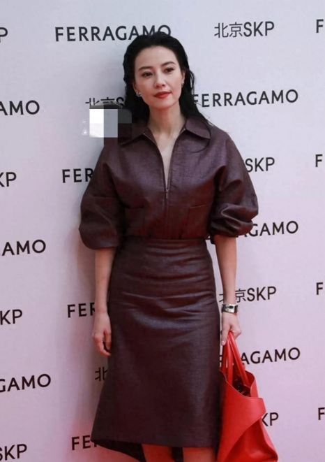 最近高圆圆出席品牌活动的造型又惊艳众人啦！这次她的大背头造型简直太抢镜了，干净利