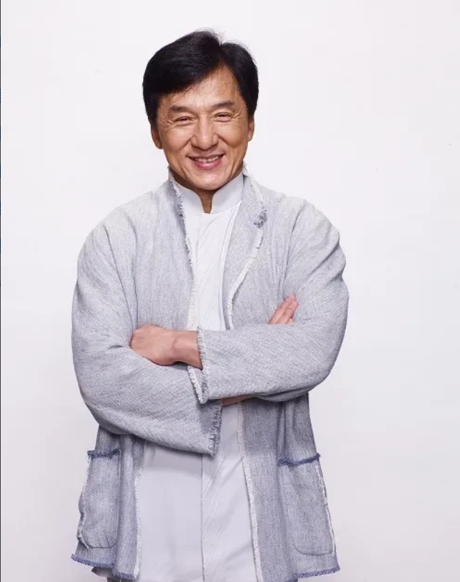 一次，成龙去一家名牌店看衣服，服务员投给他一个白眼:“这衣服很贵的，买不起就别看
