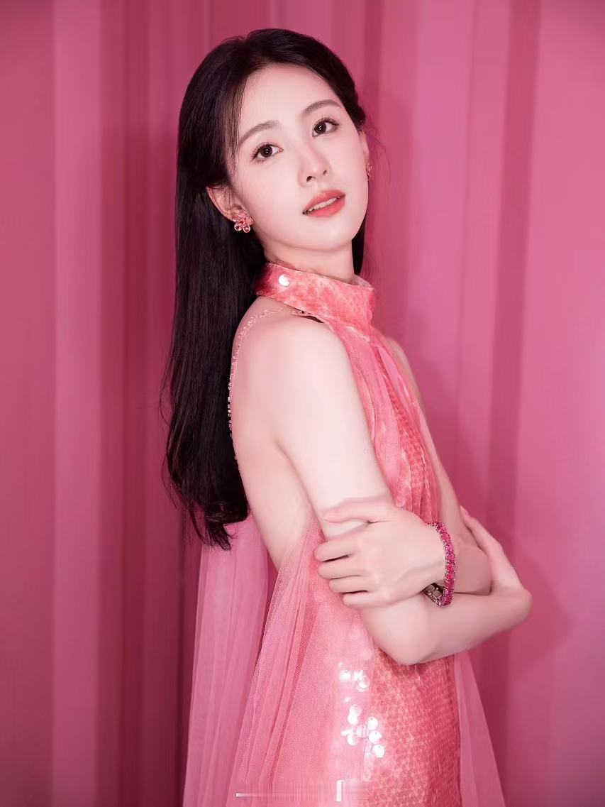 这个颜色的衣服是不是看起来很精神哈哈哈哈