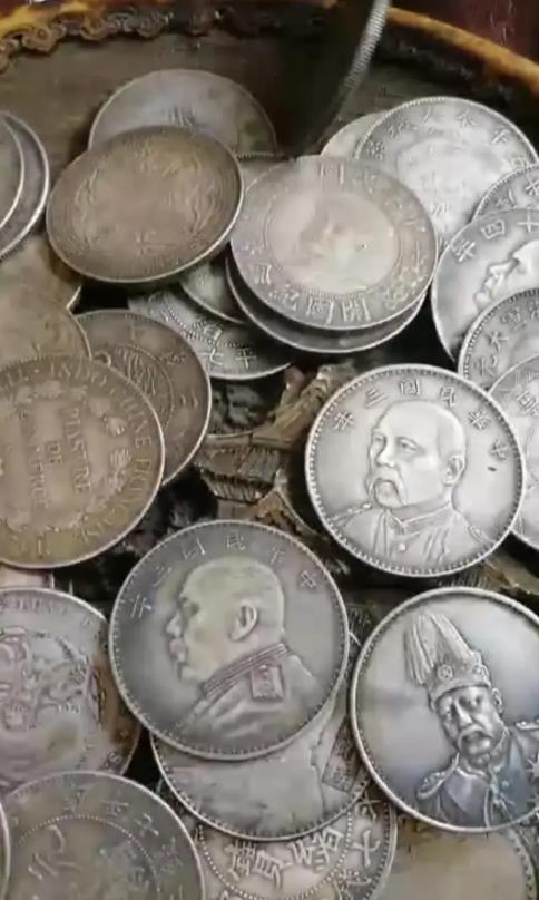 浙江开化，男子花1万元买60平老宅，7年后翻修，竟在屋顶横梁上发现银元，据说能卖