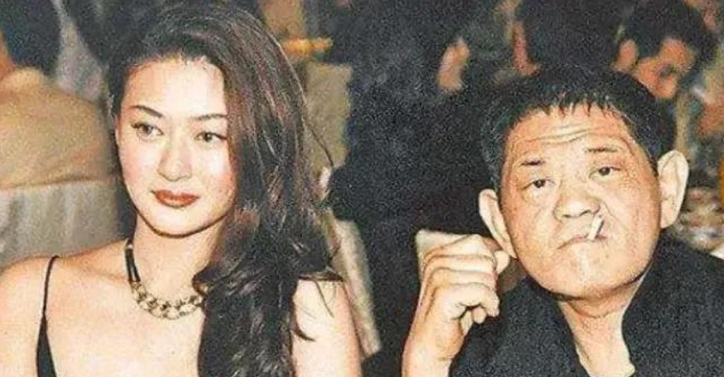 2002年，陈宝莲从高楼一跃而下，结束了29岁的生命。留下刚满月的儿子和一封遗书